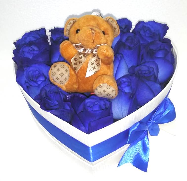 12 Rosas azules en Caja Corazón y peluchito
